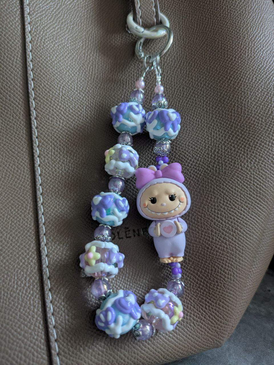 Lila Labubu Design Handykette & Taschenanhänger: Der süße kleine Anhänger