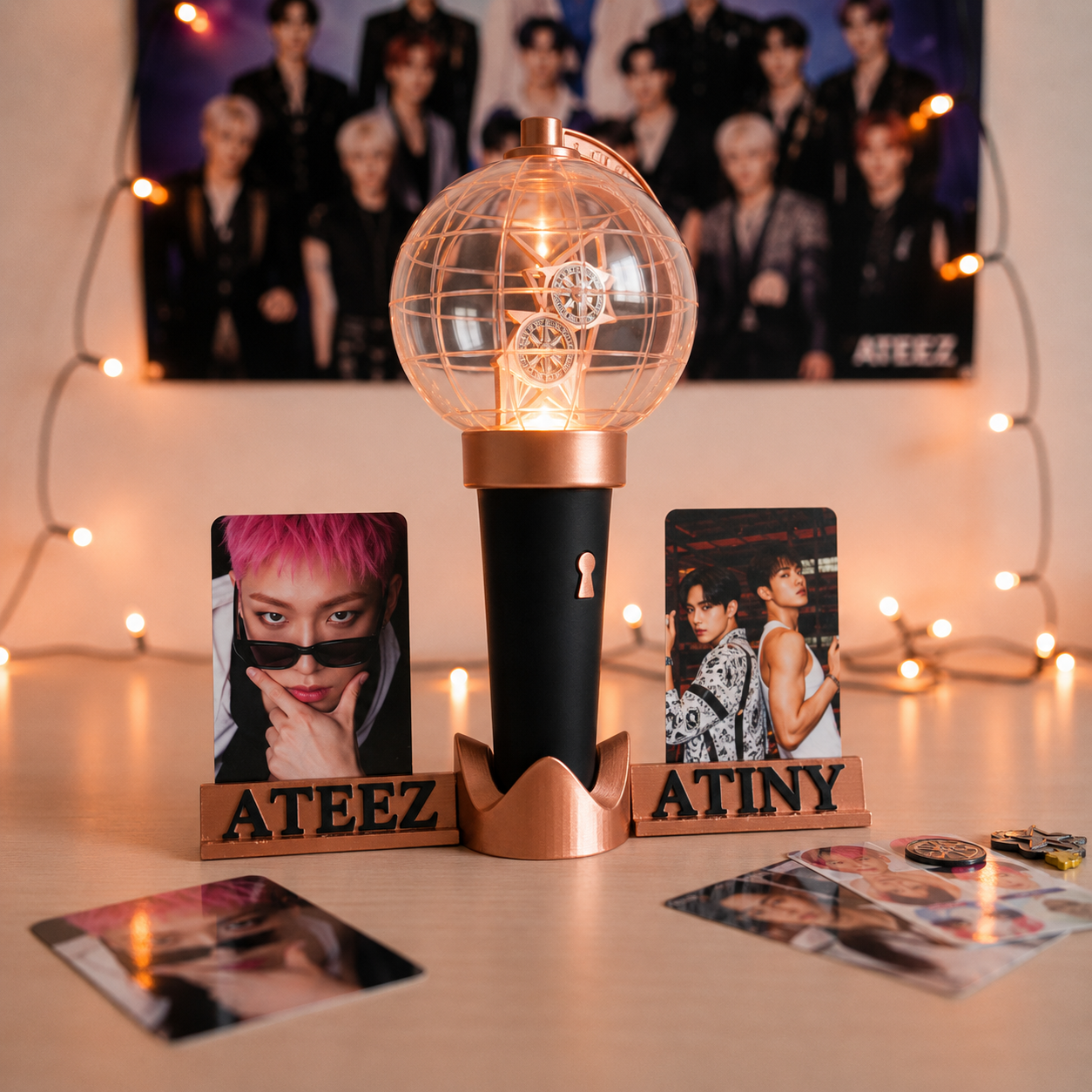 ATEEZ Lightiny Lightstick Holder mit Photocards – Fanmade 2-in-1 ATINY Geschenkidee, dekoriert mit Lichterketten und ATEEZ-Poster