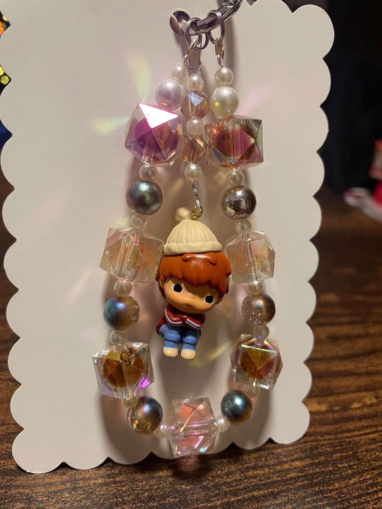 Hirono sitzend Design Handykette & Taschenanhänger: Der süße kleine Anhänger