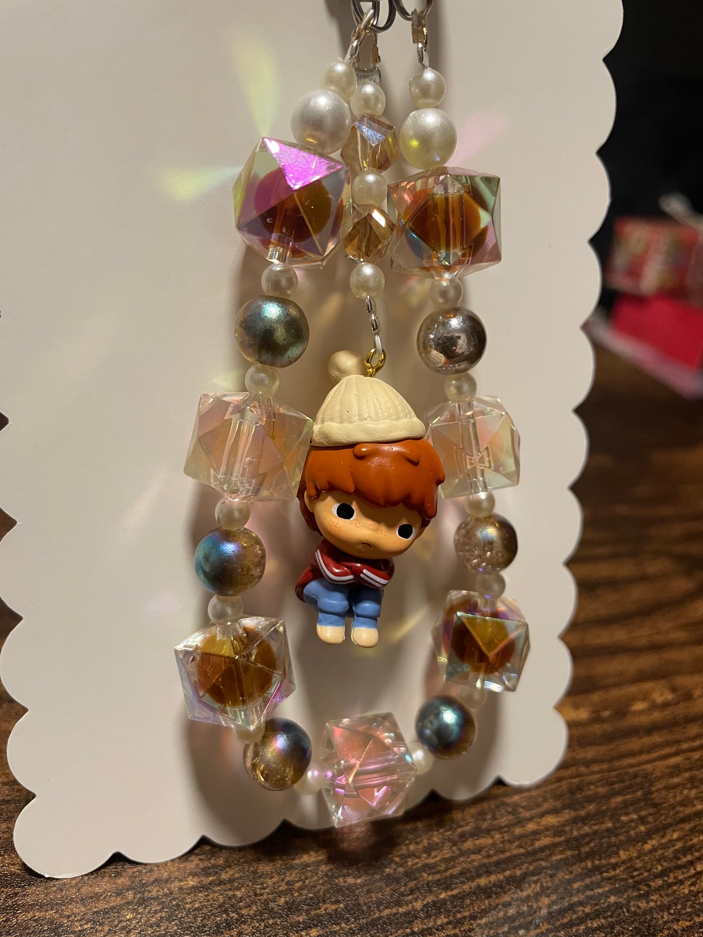 Hirono sitzend Design Handykette & Taschenanhänger: Der süße kleine Anhänger