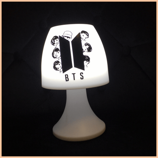 Bts Lampe Kpop LED mit Vinyl Sticker Deko | Der Hingucker im Kpop Fan Regal oder auf dem Schreibtisch, Fanmade