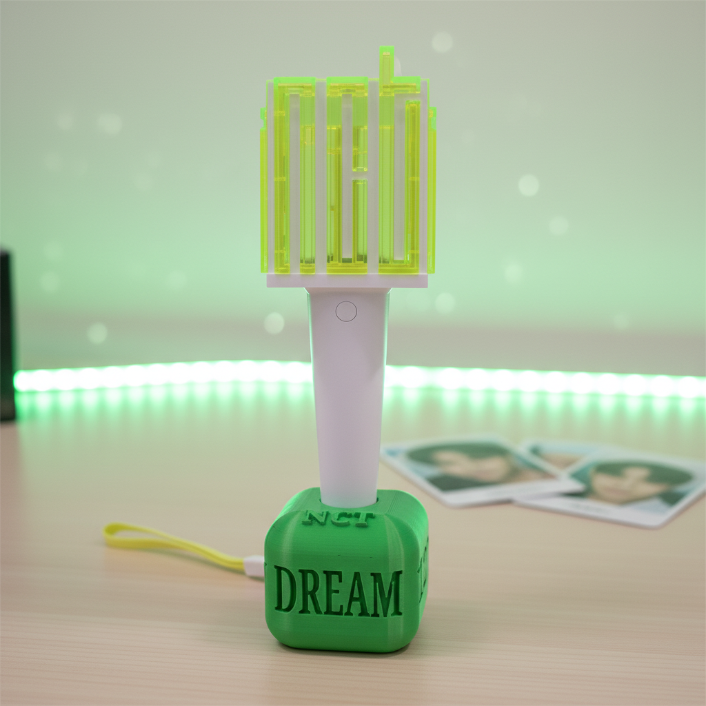 NCT Lightstick Holder Würfel – Fanmade 3D-Druck Halter mit originalem NCT Dream Lightstick auf K-Pop Fan-Schreibtisch mit neongrünem LED-Licht