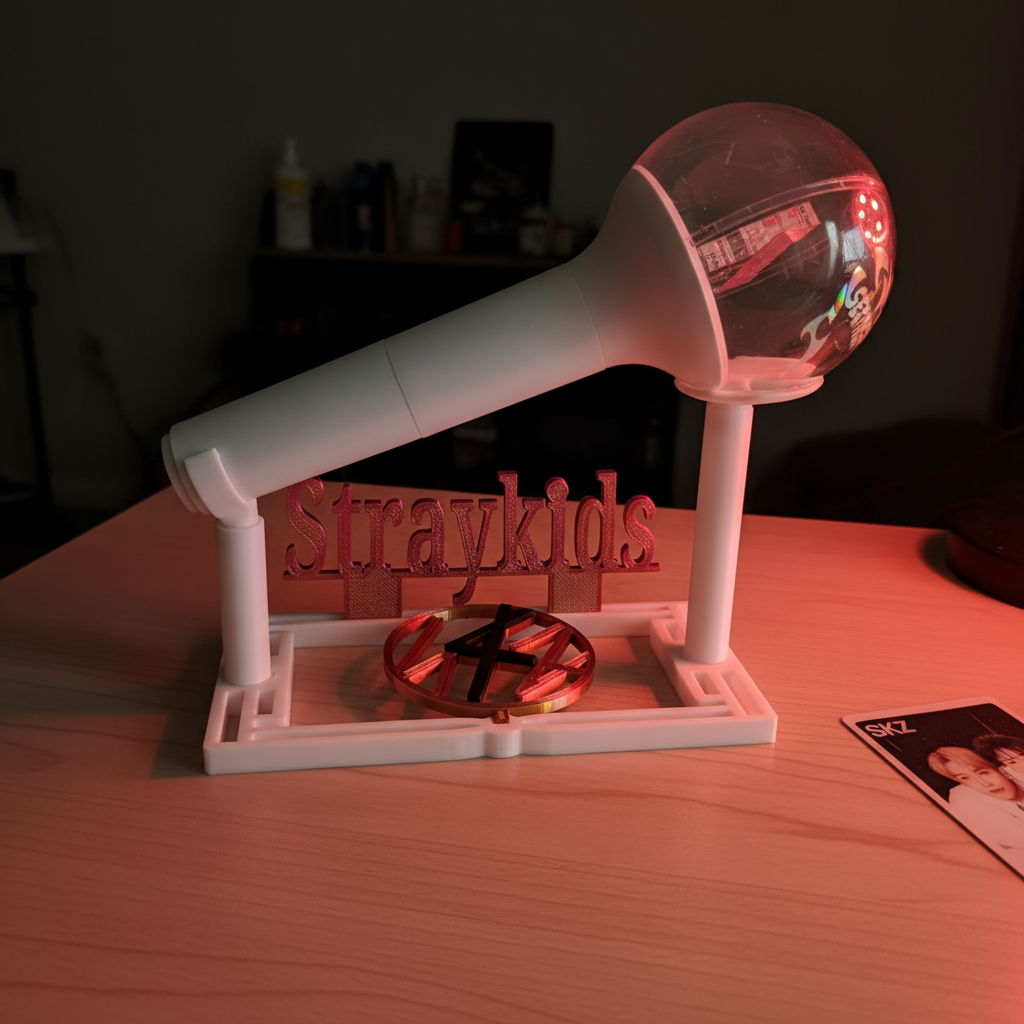 Stray Kids Special Lightstick Holder – Lifestyle Mockup mit rotem LED-Licht
