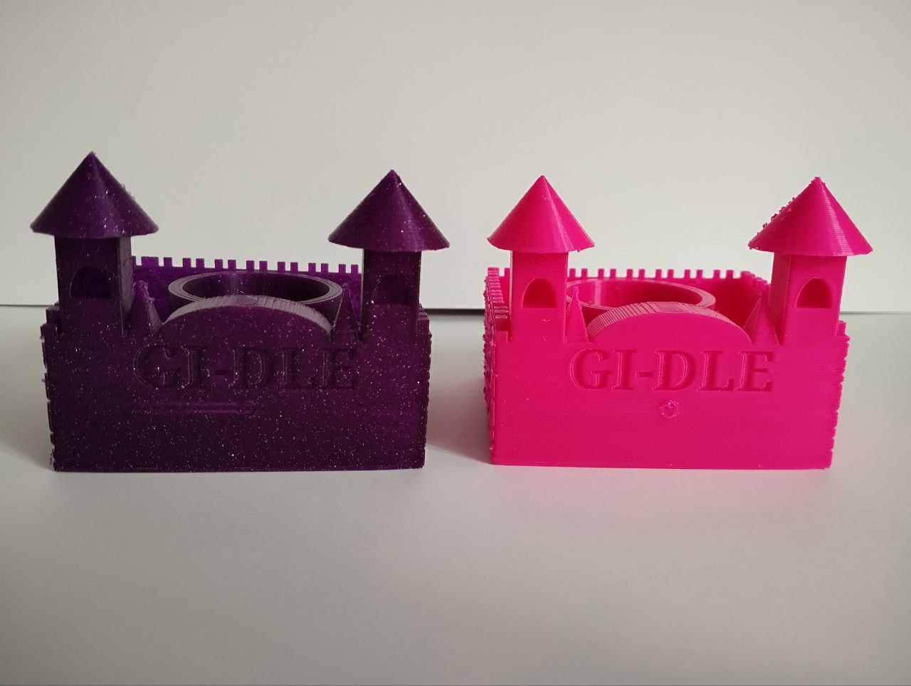 (G)I-DLE Lightstick Holder – K-Pop Fanmade Geschenkidee
