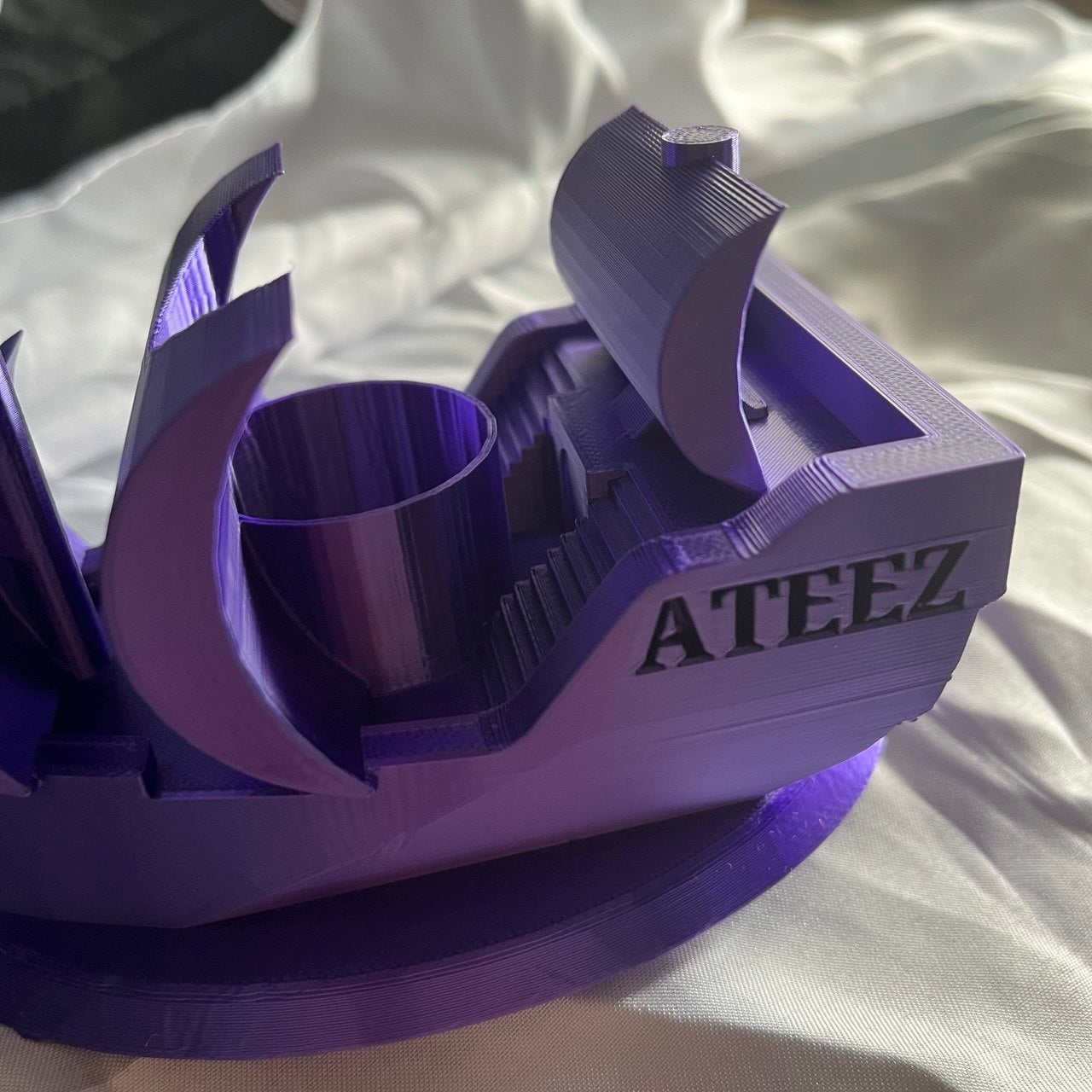 Detailansicht des ATEEZ Lightiny Lightstick Halters mit passender Aufnahme für die angegebene Version